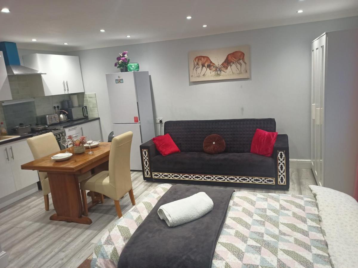 Homey Studio In Newport Perfect For Couples & Travelers Екстериор снимка