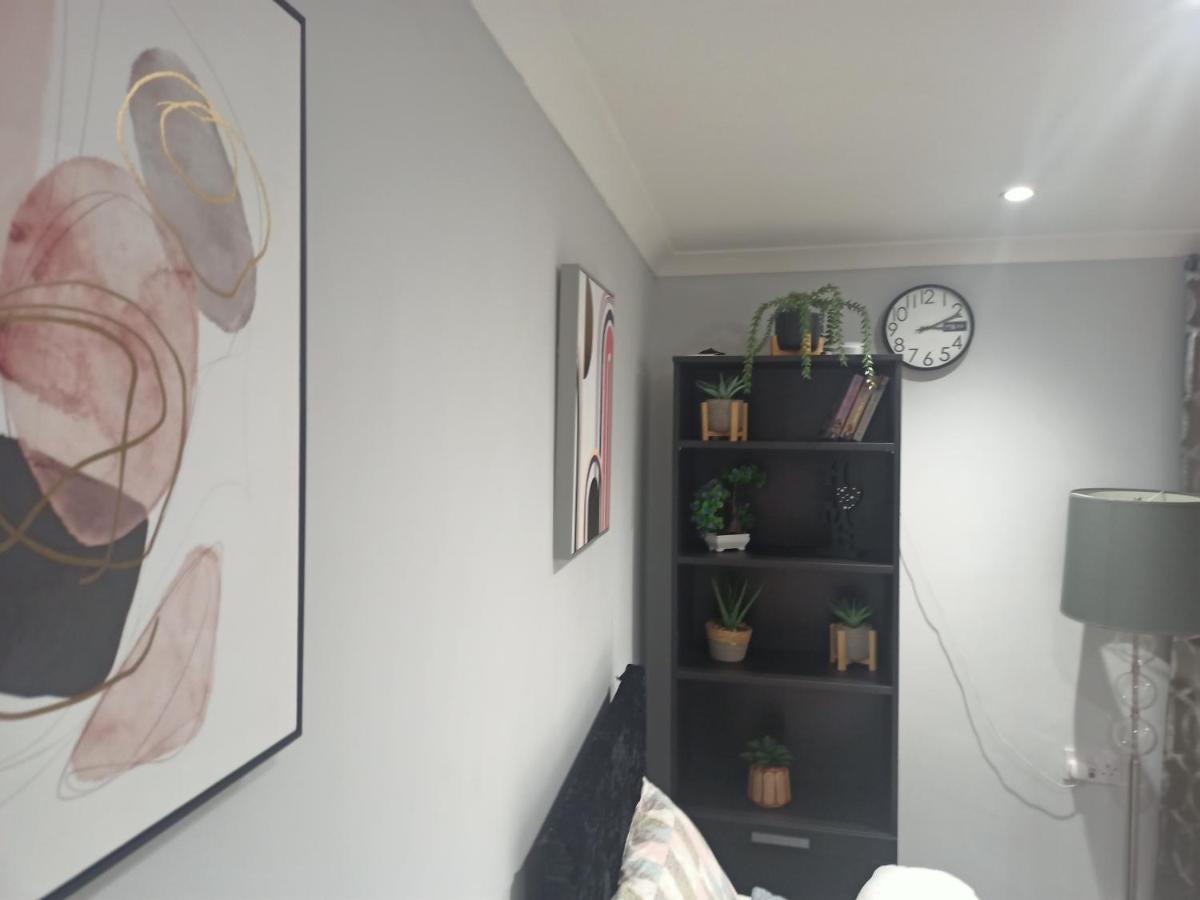 Homey Studio In Newport Perfect For Couples & Travelers Екстериор снимка