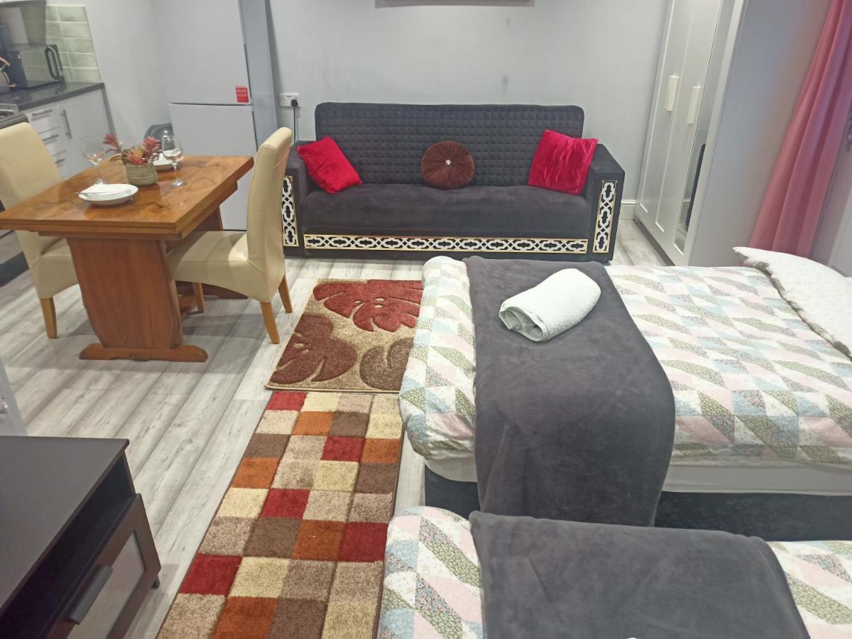 Homey Studio In Newport Perfect For Couples & Travelers Екстериор снимка