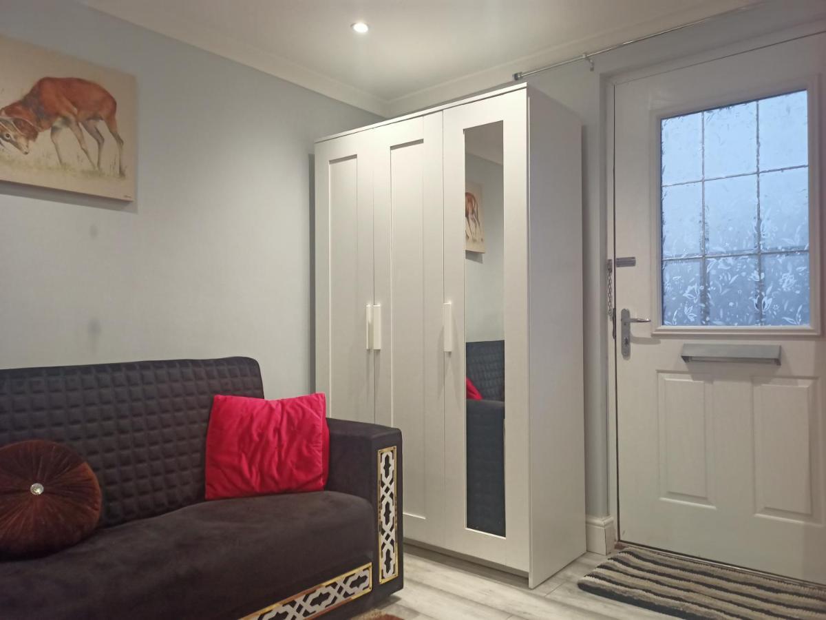 Homey Studio In Newport Perfect For Couples & Travelers Екстериор снимка