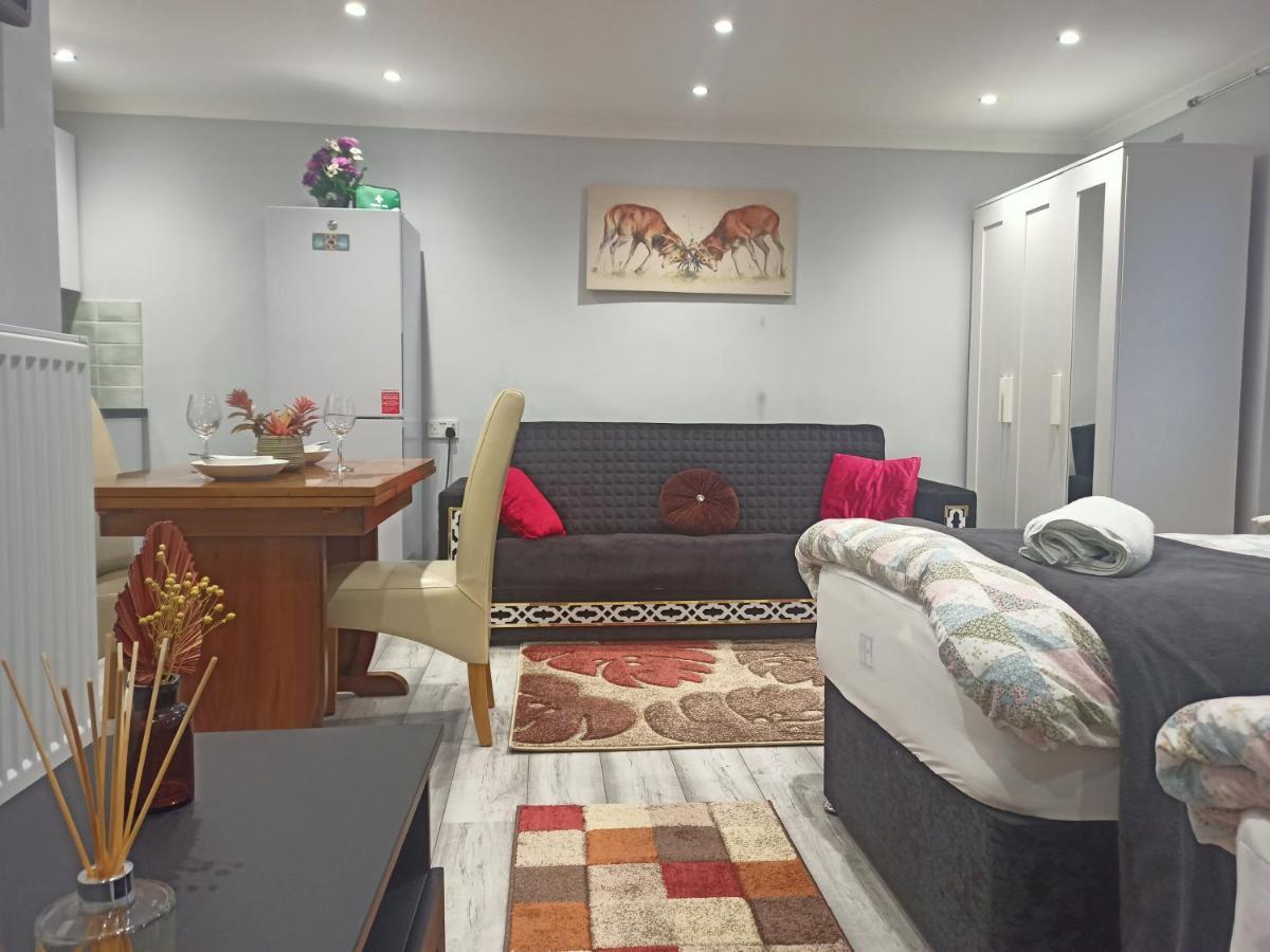 Homey Studio In Newport Perfect For Couples & Travelers Екстериор снимка