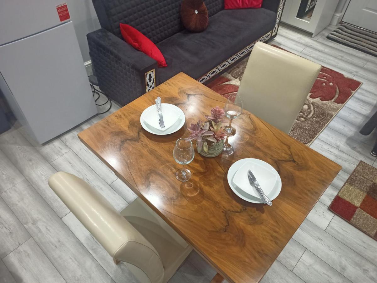 Homey Studio In Newport Perfect For Couples & Travelers Екстериор снимка