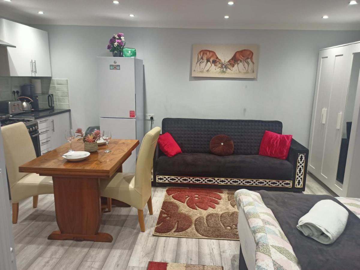 Homey Studio In Newport Perfect For Couples & Travelers Екстериор снимка