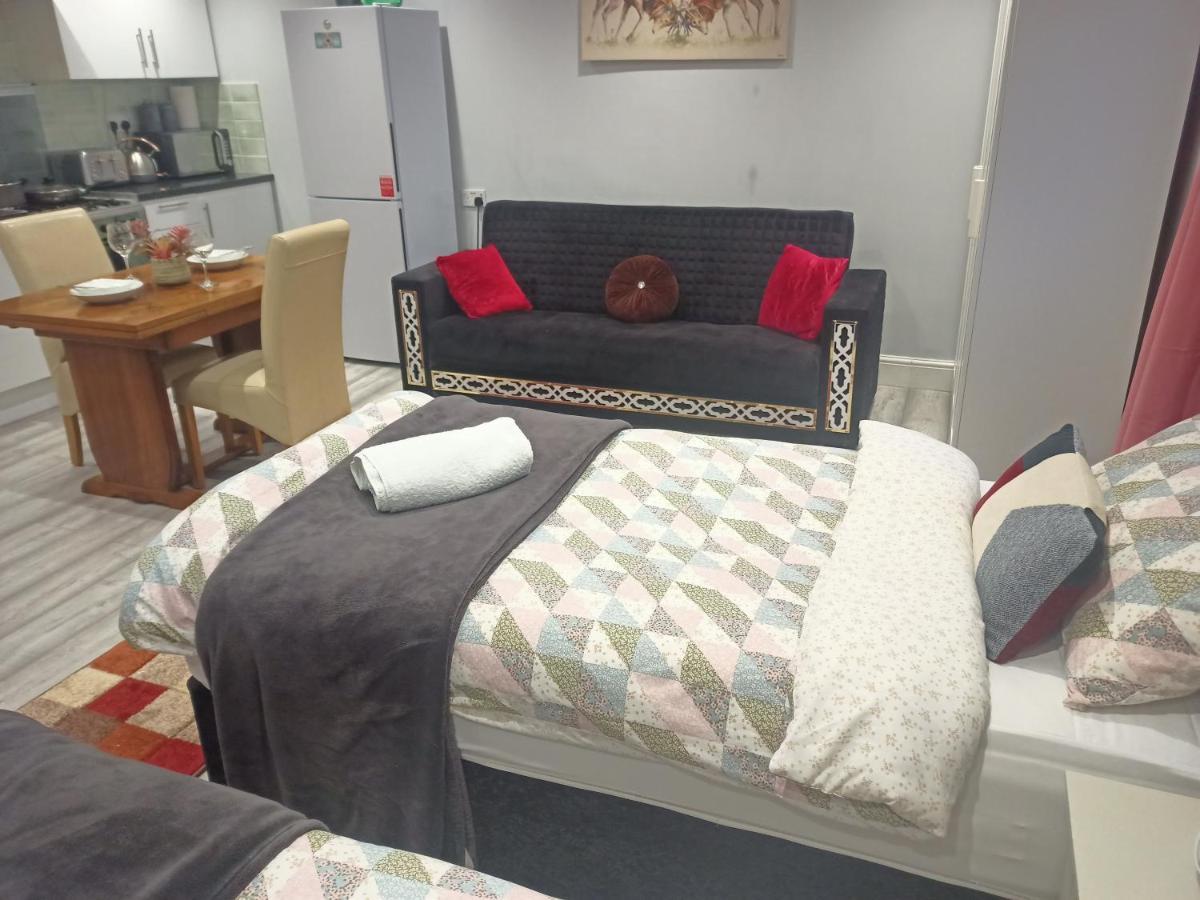 Homey Studio In Newport Perfect For Couples & Travelers Екстериор снимка