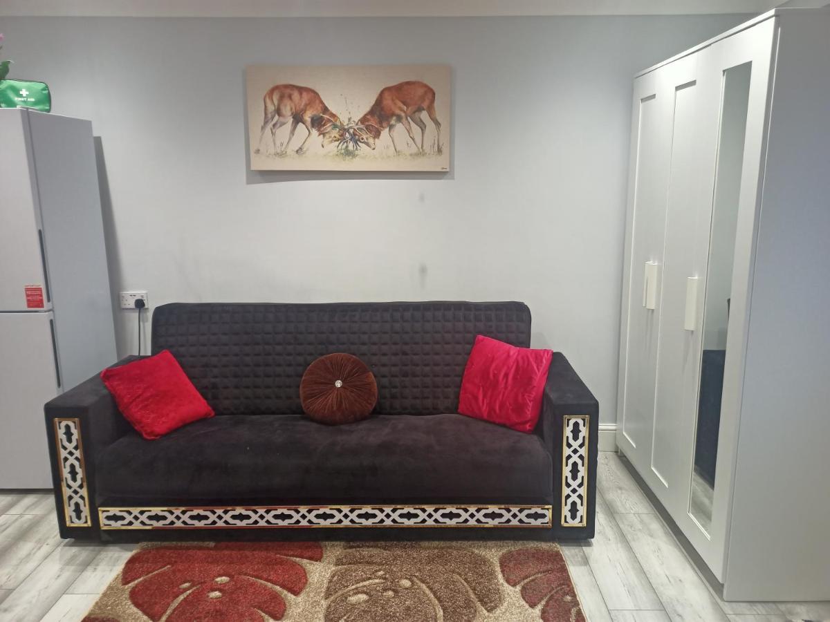 Homey Studio In Newport Perfect For Couples & Travelers Екстериор снимка