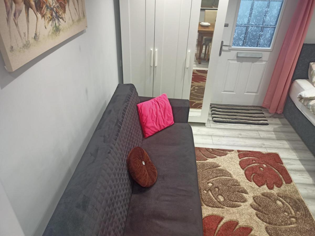 Homey Studio In Newport Perfect For Couples & Travelers Екстериор снимка