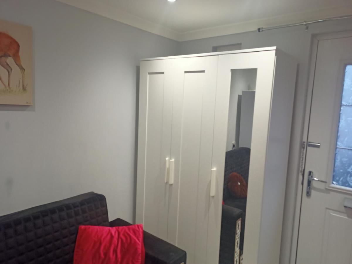 Homey Studio In Newport Perfect For Couples & Travelers Екстериор снимка