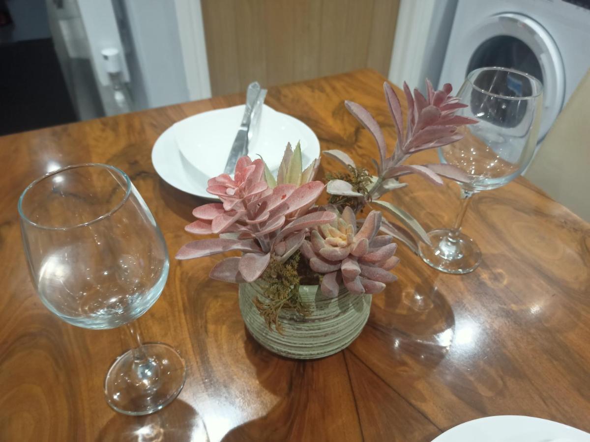 Homey Studio In Newport Perfect For Couples & Travelers Екстериор снимка
