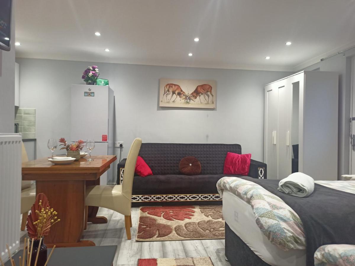 Homey Studio In Newport Perfect For Couples & Travelers Екстериор снимка