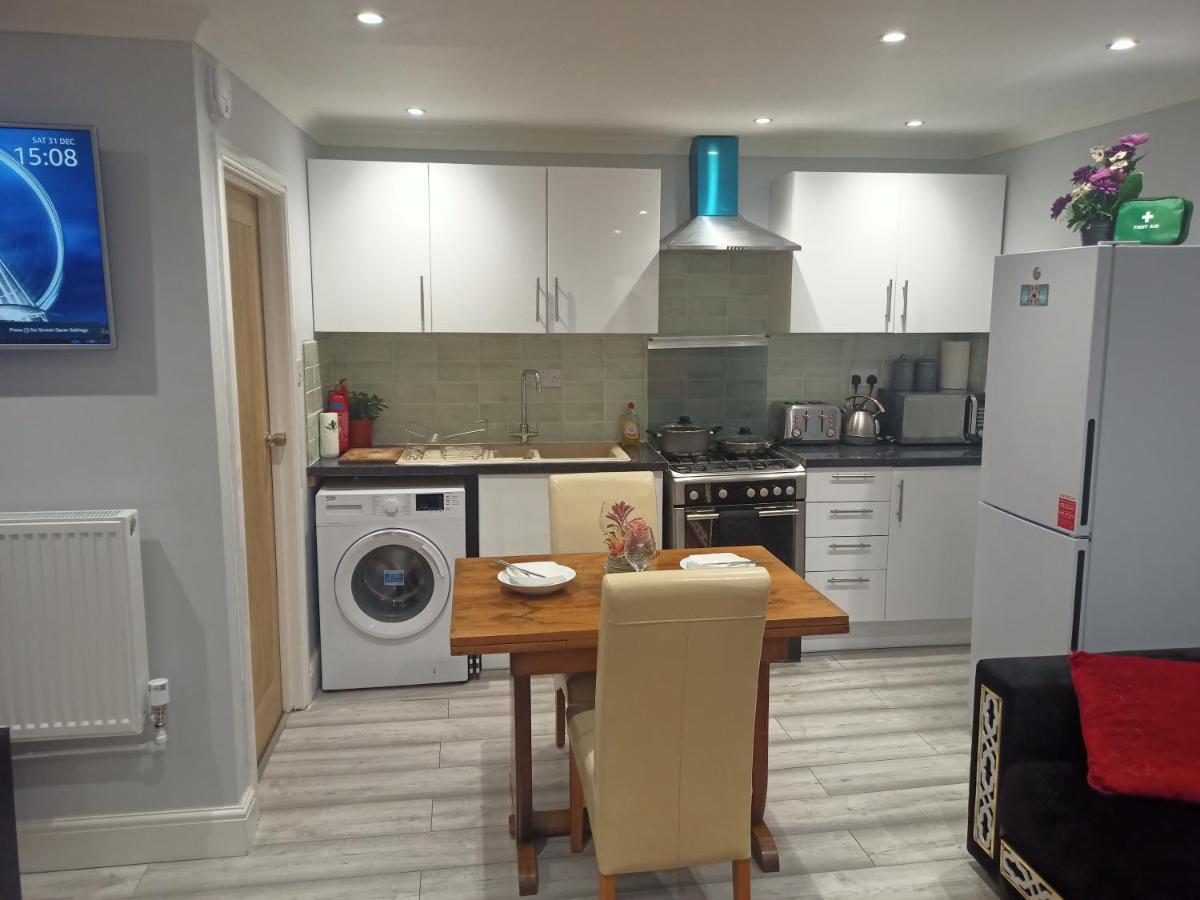 Homey Studio In Newport Perfect For Couples & Travelers Екстериор снимка
