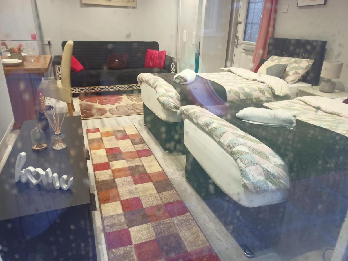 Homey Studio In Newport Perfect For Couples & Travelers Екстериор снимка