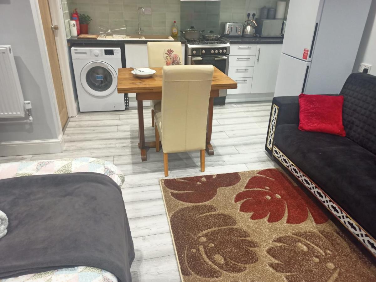 Homey Studio In Newport Perfect For Couples & Travelers Екстериор снимка